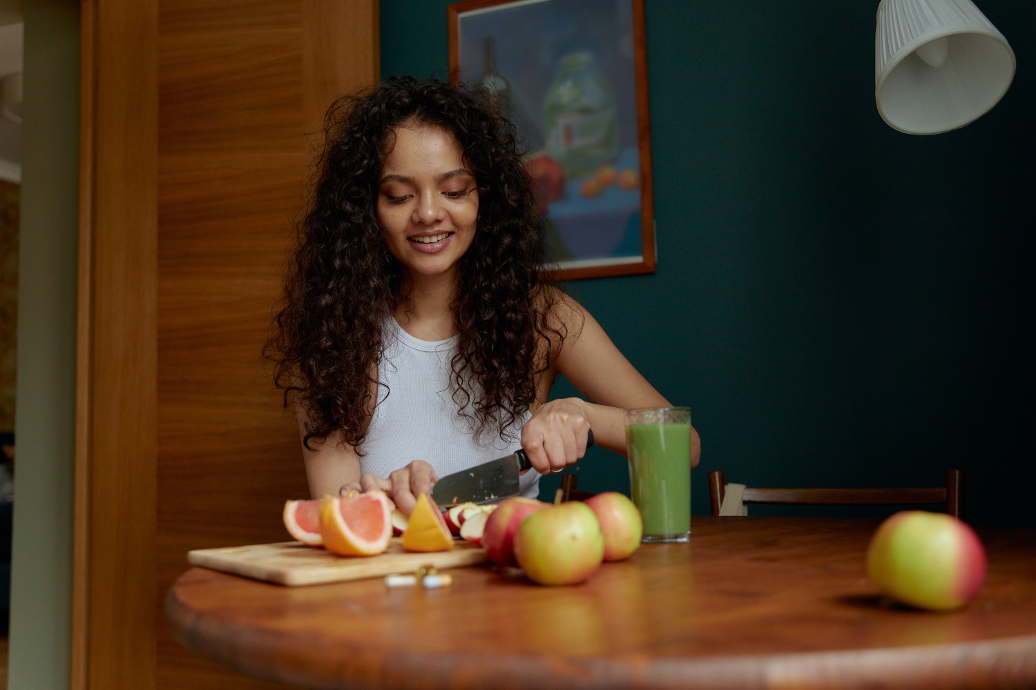 Девушка режет яблоки