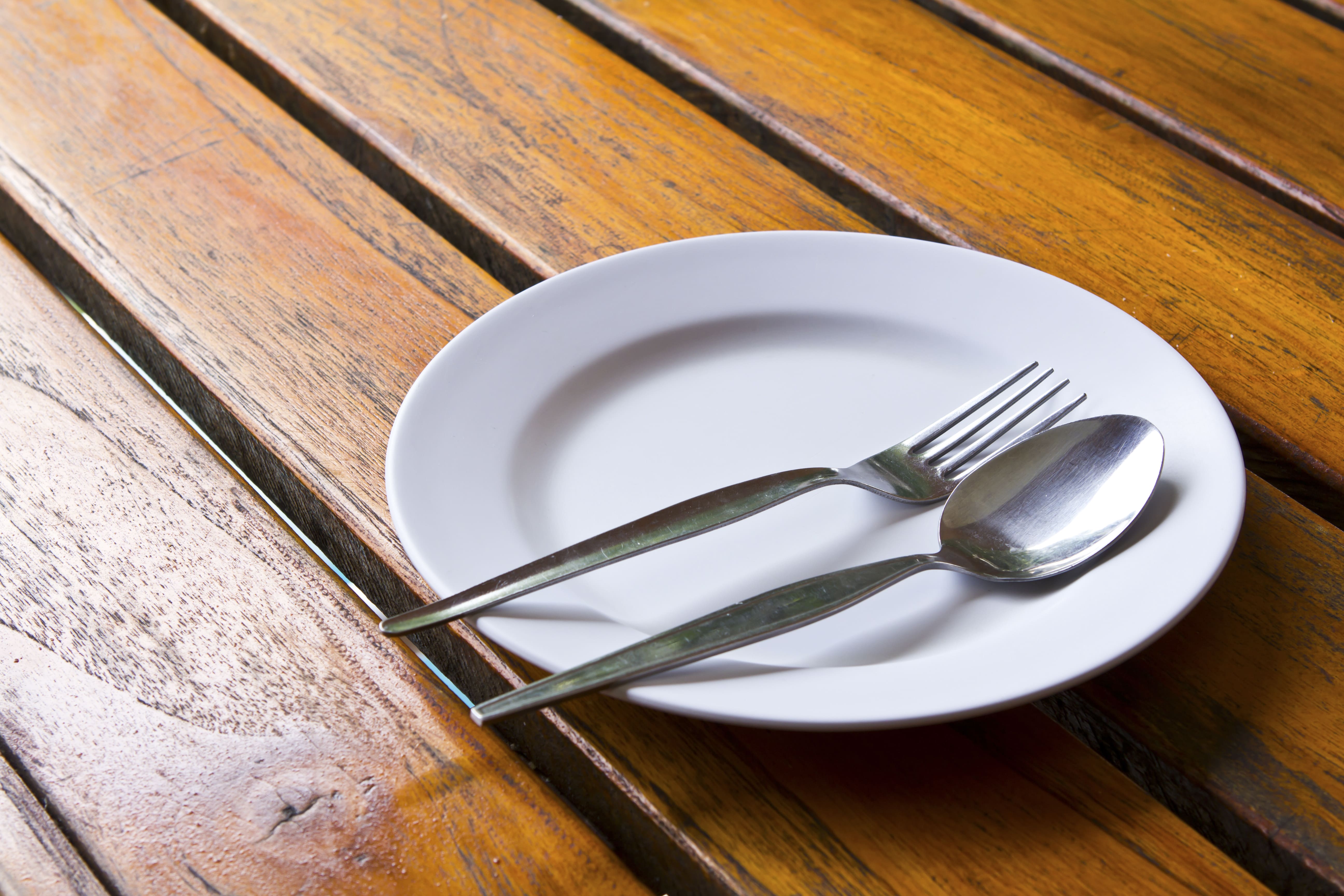 Лишняя тарелка на столе. Пустая тарелка с вилкой. Тарелка вилка нож. Тарелка с ложкой. Ложка на столе.